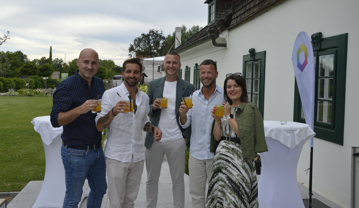 © MVH Kollegen die am Sommerfest 2023 gemeinsam anstoßen | © MVH