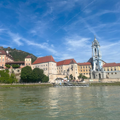 © MVH ein Blick vom Fluss aus, auf eine Stadt in der Wachau | © MVH