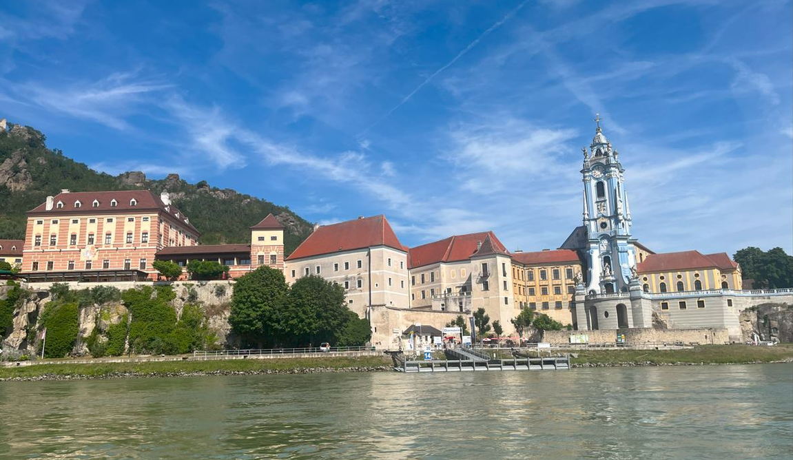 © MVH ein Blick vom Fluss aus, auf eine Stadt in der Wachau | © MVH