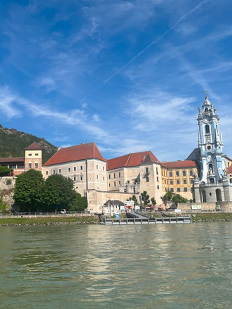 ein Blick vom Fluss aus, auf eine Stadt in der Wachau  | © MVH