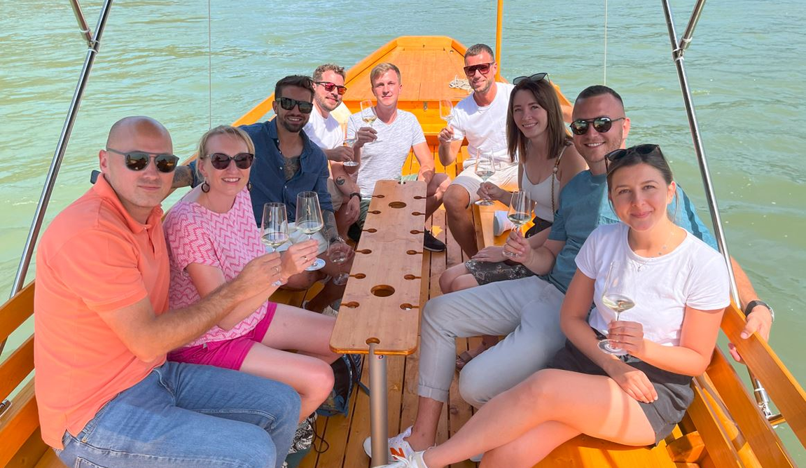 Kollegen auf der Zille in der Wachau anstoßend mit einem Glas Wein