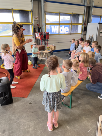 Ein Schnappschuss auf unserem Familienfest 2022 gemeinsam mit dem Clown und den Kidern die begeistert zusehen | © MVH