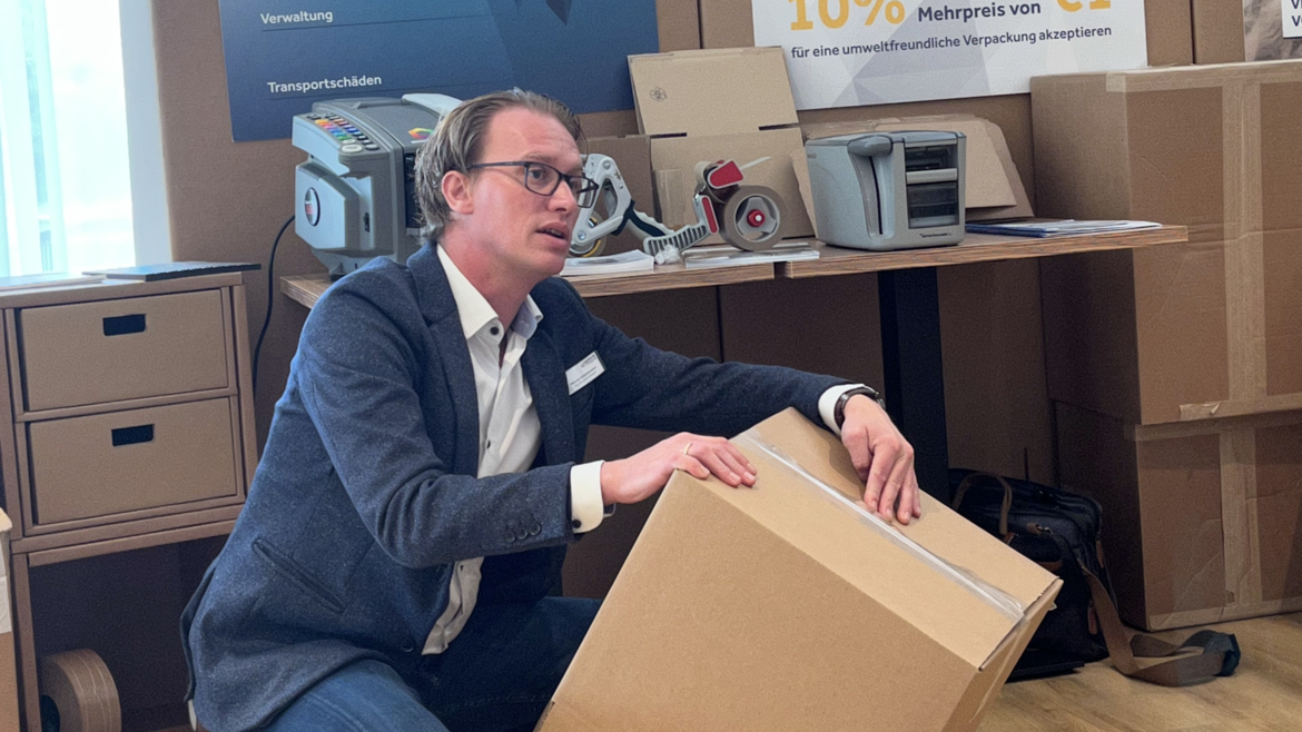 Ein Kollege erklärt das Nassklebeband am Innovation Day in Graz 2022 | © MVH