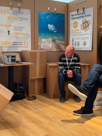 Der Produktmanager erklärt das Nassklebeband und zwei Personen hören aufmerksam zu | © MVH