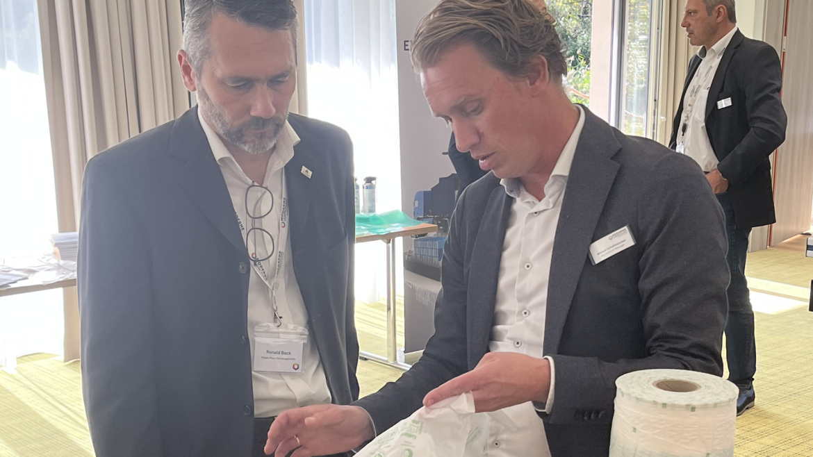 Verkaufsgespräch zwischen zwei Personen bzgl. Airwave Luftpolster | © MVH
