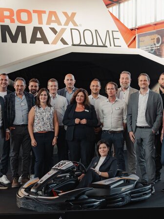 Gruppenfoto aller Kollegen am Innovation Day im Rotax Max Dome in Linz 2022 | © Outbreak Media