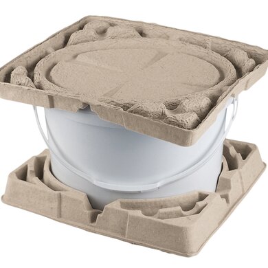 Eimerversandverpackung BucPak ein ovaler Eimer steht auf dem Unterteil der Faserformverpackung und auf dem Deckel des Eimer liegt das Oberteil der Faserformverpackung