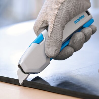 Martor Sicherheitsmesser | © MARTOR Jemand öffnet mit dem Martor Sicherheitsmesser einen Karton | © MARTOR