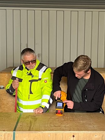 Personen der Ladungssicherungsschulung beim Erklären im Container | © MVH