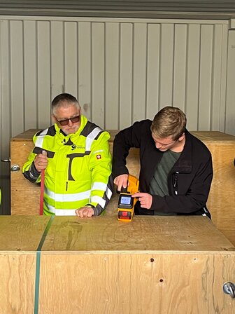 der Trainer erklärt den Bildschirm eines Umreifungsgerätes bei der Ladungssicherungsschulung | © MVH