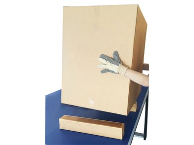 113101_Karton_wird_aufgeklebt